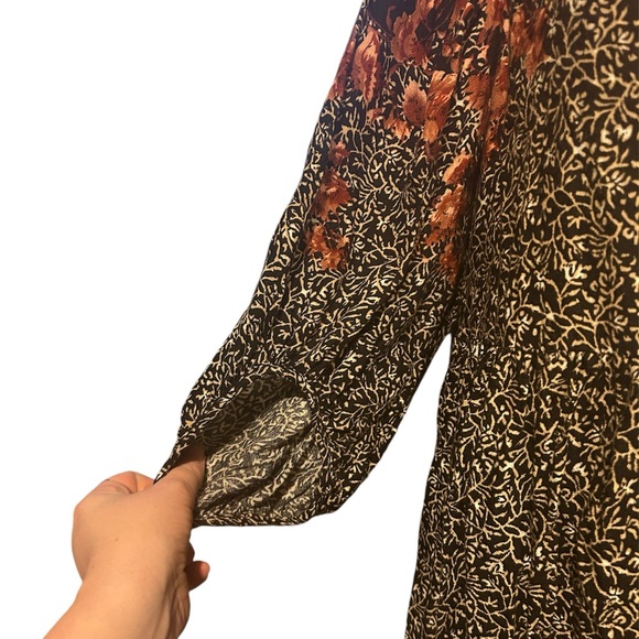 Maurice’s long sleeve dress. V cut top and tie back - Picture 7 of 9